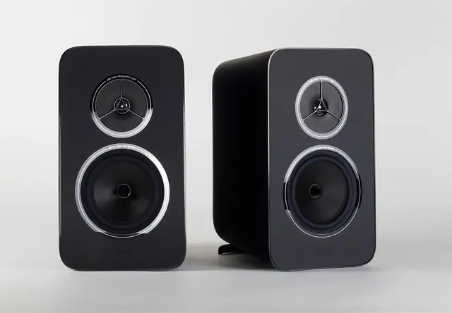 Rega Kyte, Matt svart 2-veis stativ/bokhylle-høyttaler 