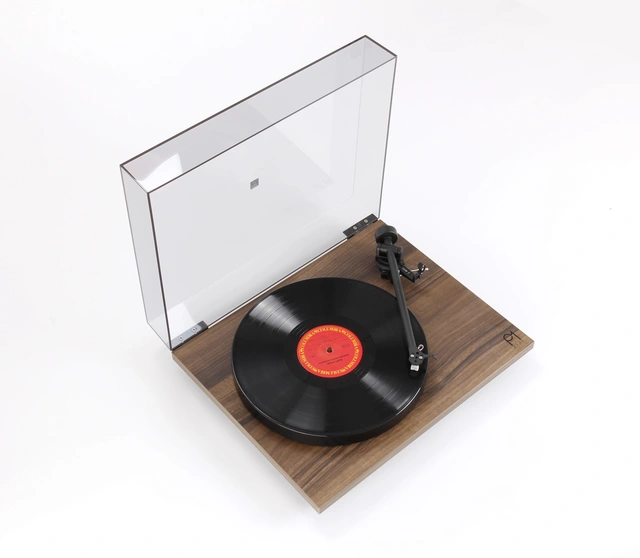 Rega Planar 1 Plus, platespiller, RIAA Carbon pickup, RB110 arm, valnøtt 